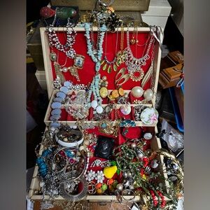 VINTAGE JEWELRY “WONDERS FOUND”
FOR A POSHMARK SHOW at 6PM ET